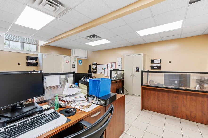 More Photos Of 2707 Hylan Blvd, Staten Island Office For Lease