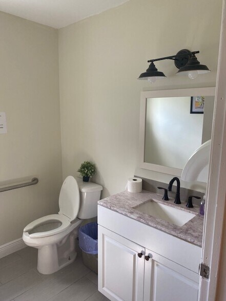 More Photos Of 4540 NW 7th St, Miami Medical For Lease