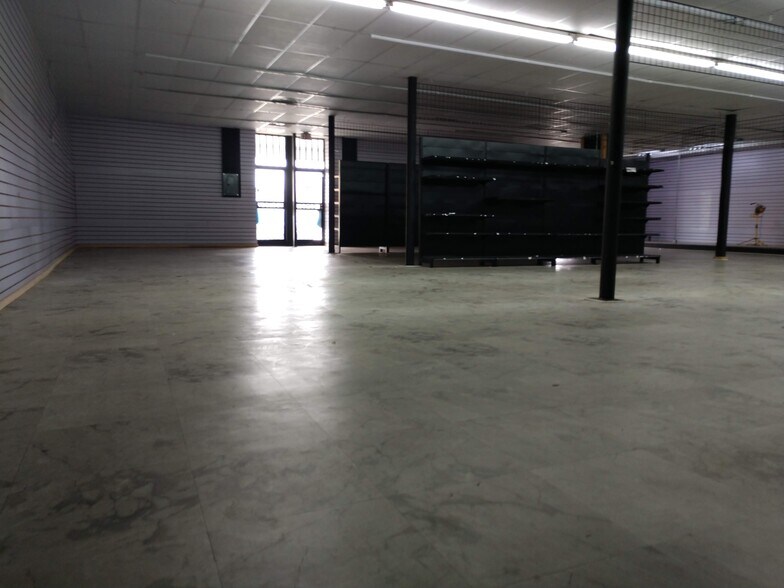 More Photos Of 3380 Summer Ave, Memphis Freestanding For Lease