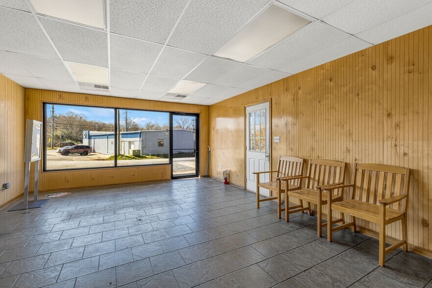 More Photos Of 100 Hillcrest Dr, Laurens General Retail For Lease