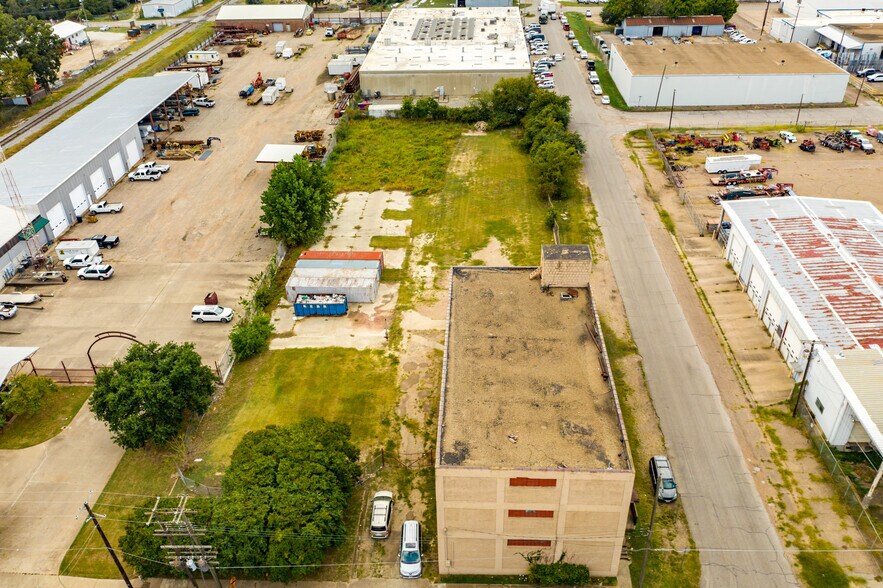 More Photos Of 301 S 13th St, Waco Freestanding For Sale