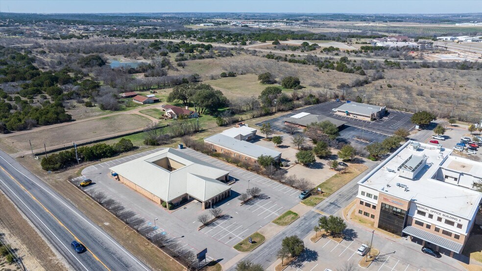 More Photos Of 1318 Paluxy Rd, Granbury Office For Sale