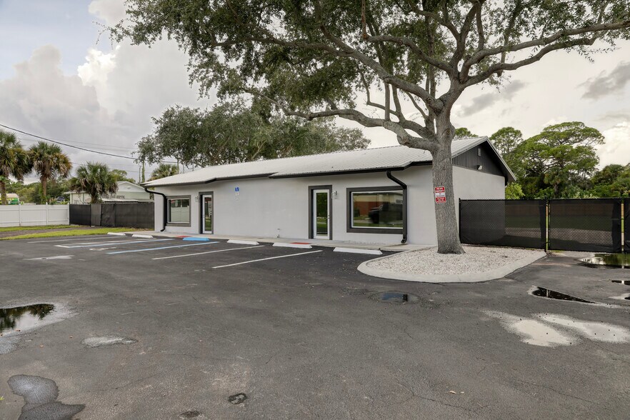 More Photos Of 1228 S Hopkins Ave, Titusville Office For Sale
