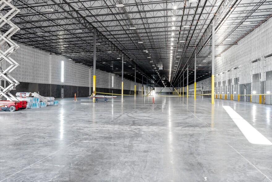 More Photos Of 13550 N Dysart Rd, Surprise Distribution For Lease