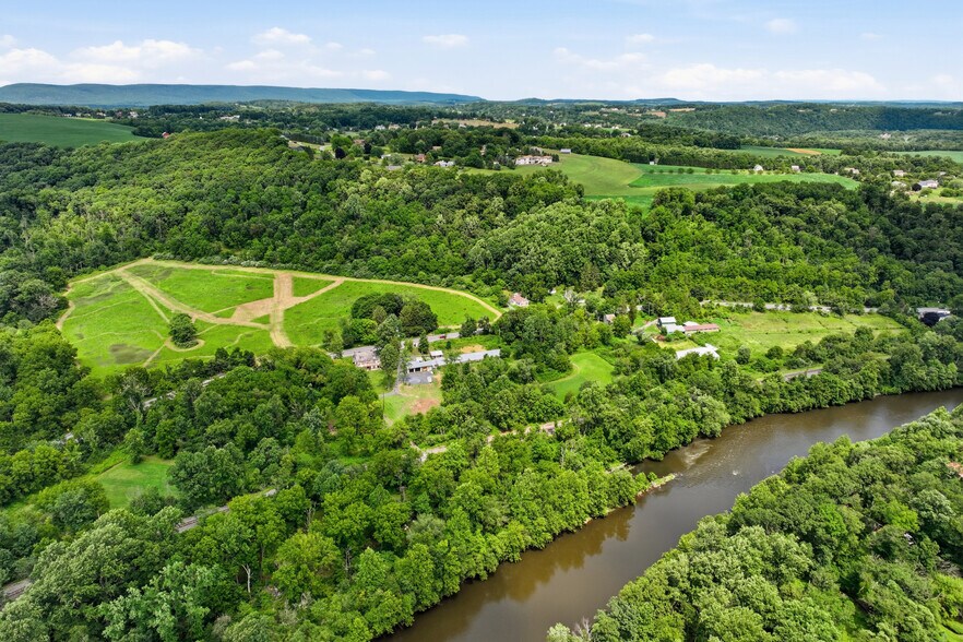 More Photos Of 429 Riverview Dr, Walnutport Flex For Sale