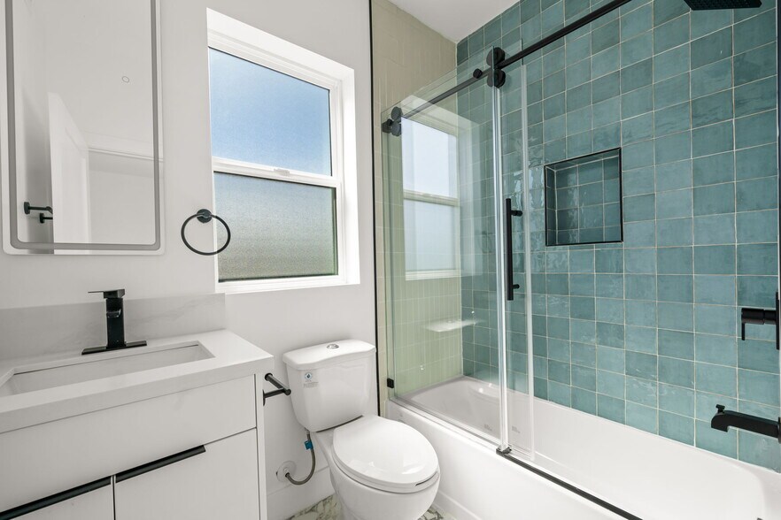 More Photos Of 1933 Magnolia Ave, Los Angeles Apartments For Sale