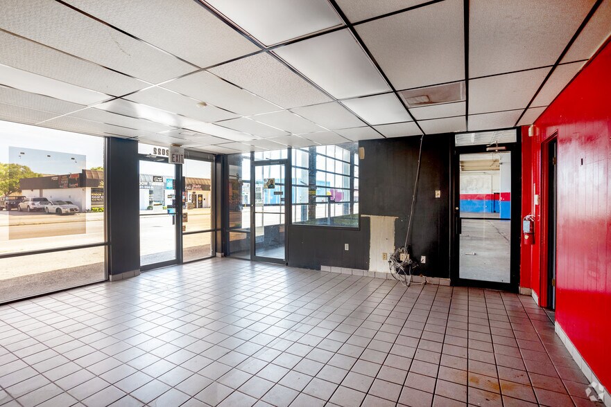 More Photos Of 2022 12th St, Sarasota Auto Repair For Lease