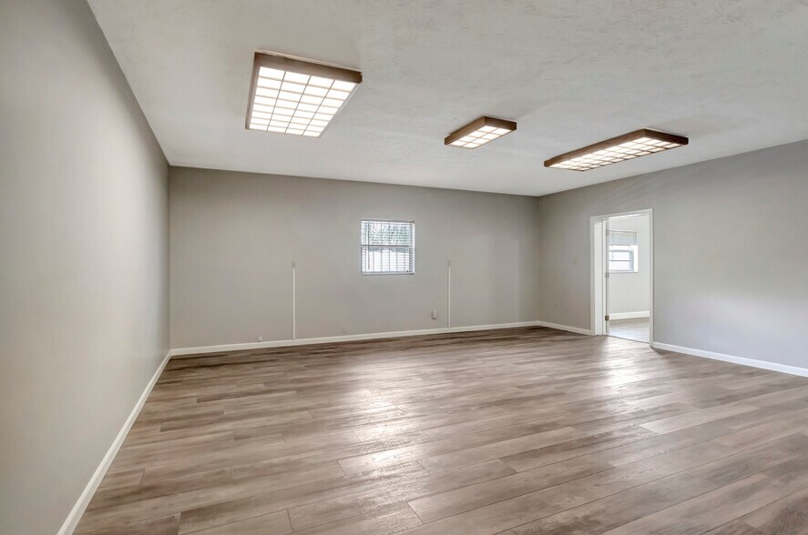 More Photos Of 6948 W Mohawk Ave, Tampa Office For Lease