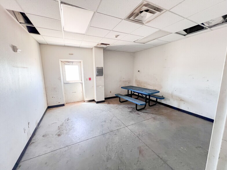 More Photos Of 3201 W Murphy St, Odessa Warehouse For Sale