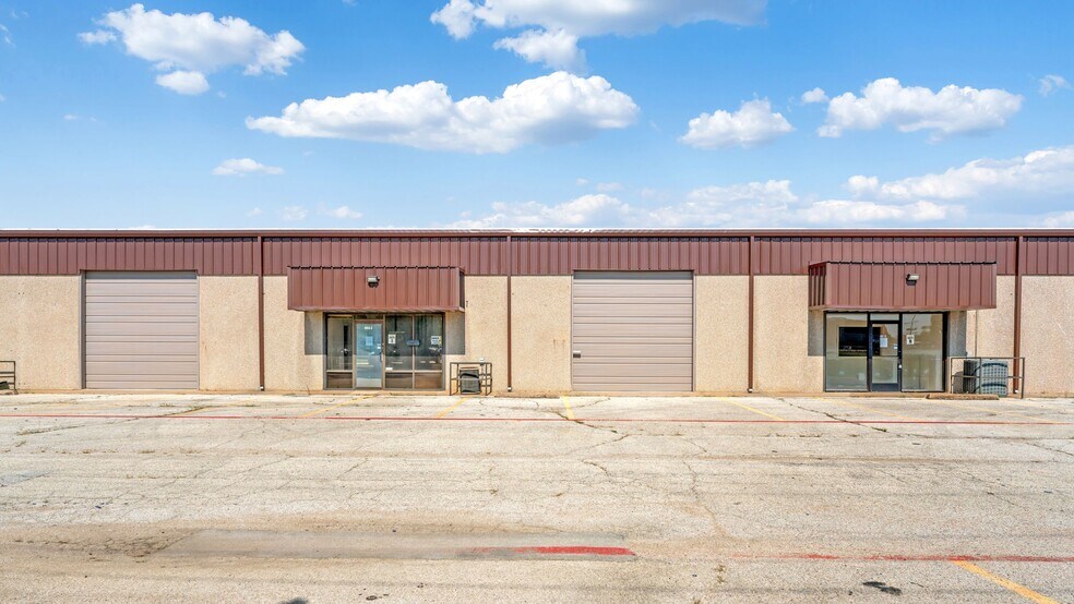 More Photos Of 801 Secretary Dr, Arlington Warehouse For Lease
