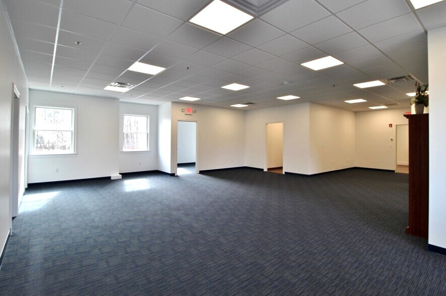 More Photos Of 1575 Iyannough Rd, Hyannis Office For Lease