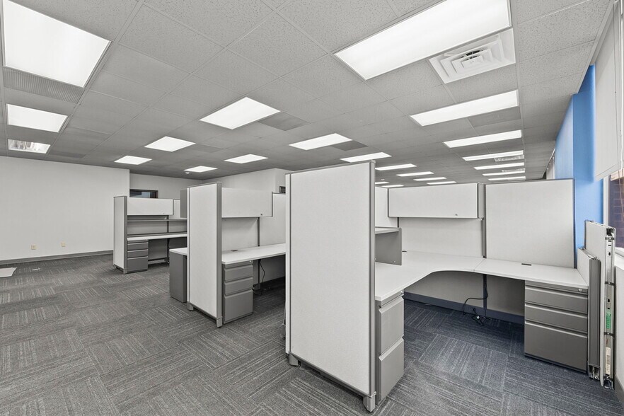 More Photos Of 4800 Lamar Ave, Mission Office For Lease