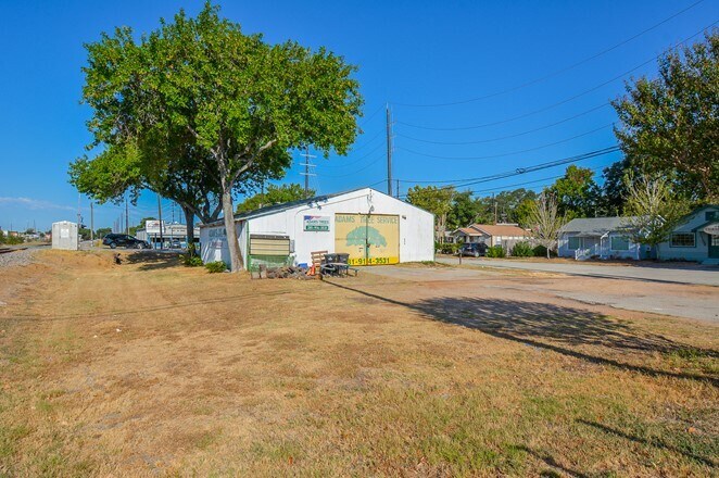 More Photos Of 800 Avenue D, Katy Warehouse For Sale