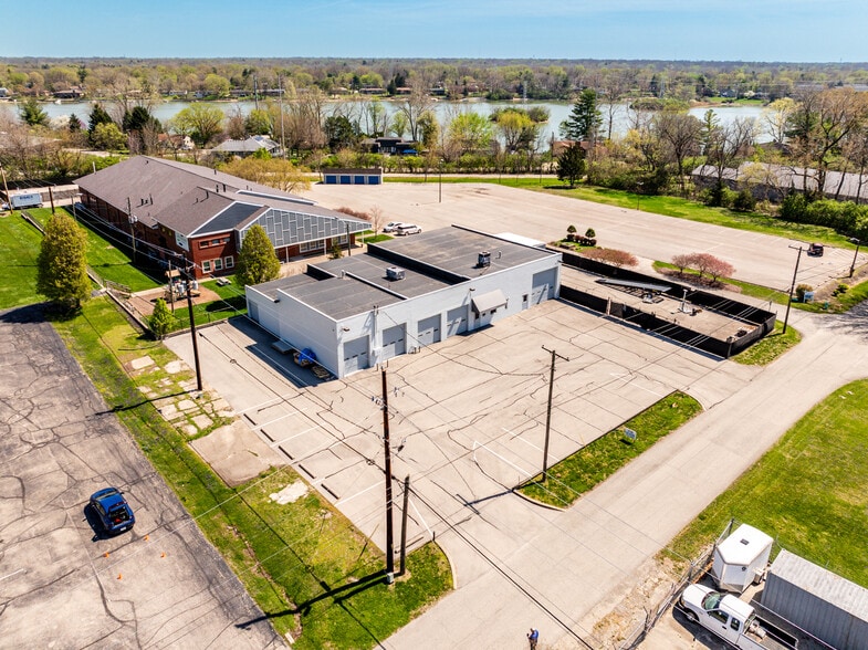 More Photos Of 5513 N Oxford St, Indianapolis Showroom For Lease