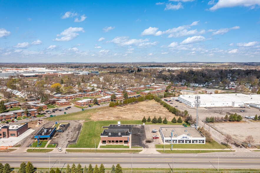 Primary Photo Of 1065 N Perry St, Pontiac Freestanding For Sale