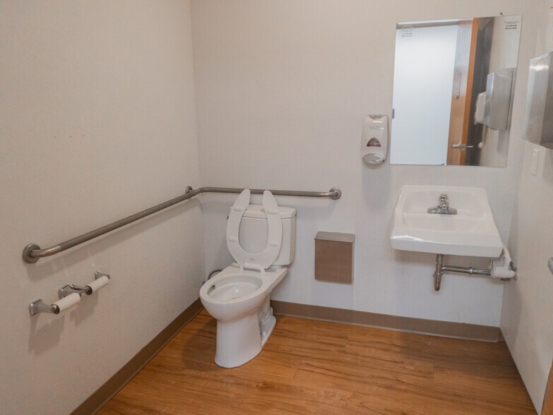 More Photos Of 1604 2nd Ave, Council Bluffs Office For Sale