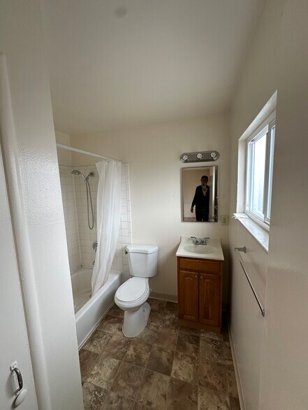 More Photos Of 2550 35th Ave, Oakland Apartments For Sale