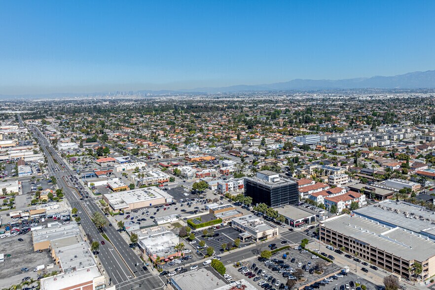 More Photos Of 11101 La Reina Ave, Downey Bank For Lease