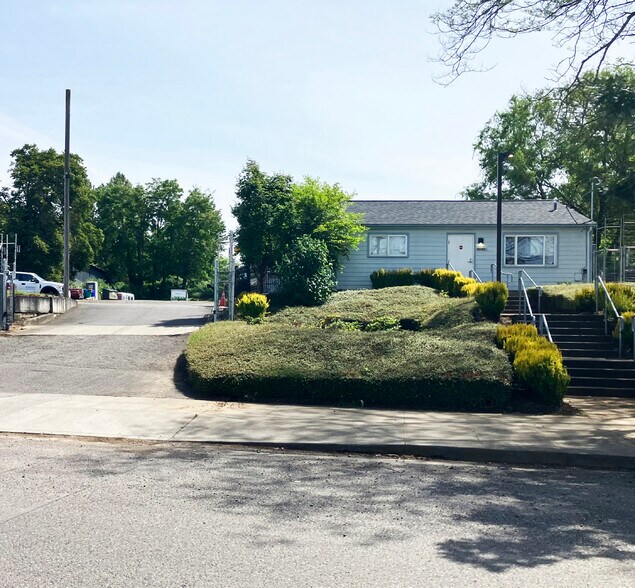 More Photos Of 10930 NE Marx St, Portland Flex For Sale