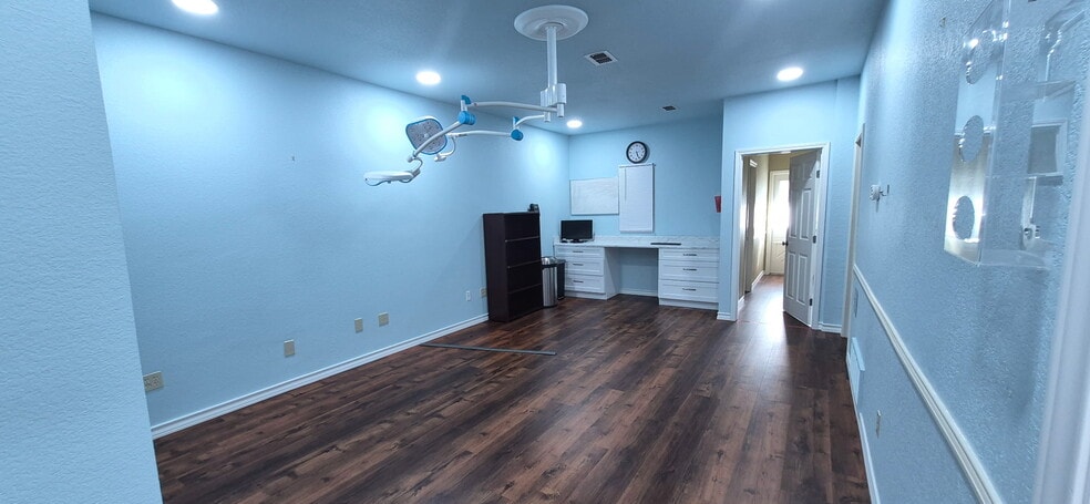 More Photos Of 606 S Harbor Ct, Granbury Office For Lease
