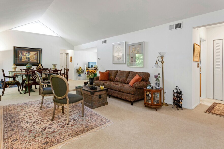 More Photos Of 1038-1056 Main St S, Woodbury Apartments For Sale