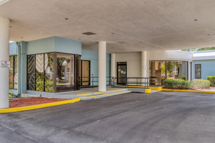 More Photos Of 6215 21st Ave, Bradenton Medical For Sale