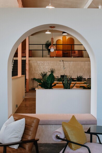 More Photos Of 633-635 W Davis St, Dallas Freestanding For Lease