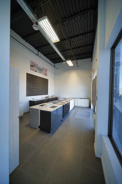 More Photos Of 310-350 Rue Ness, Montréal Light Distribution For Lease