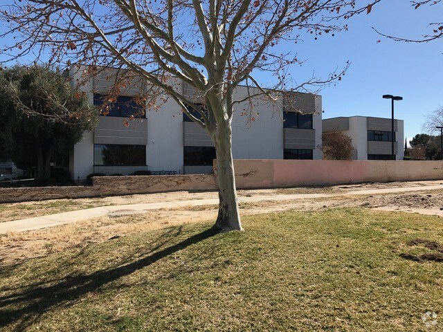 More Photos Of 1672 W Avenue J, Lancaster Medical For Lease