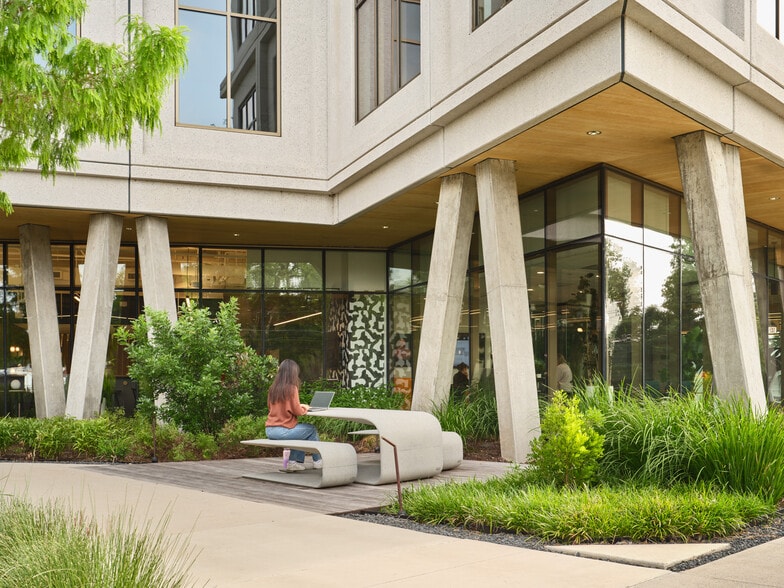 More Photos Of 3232 E Cesar Chavez St, Austin Unknown For Lease