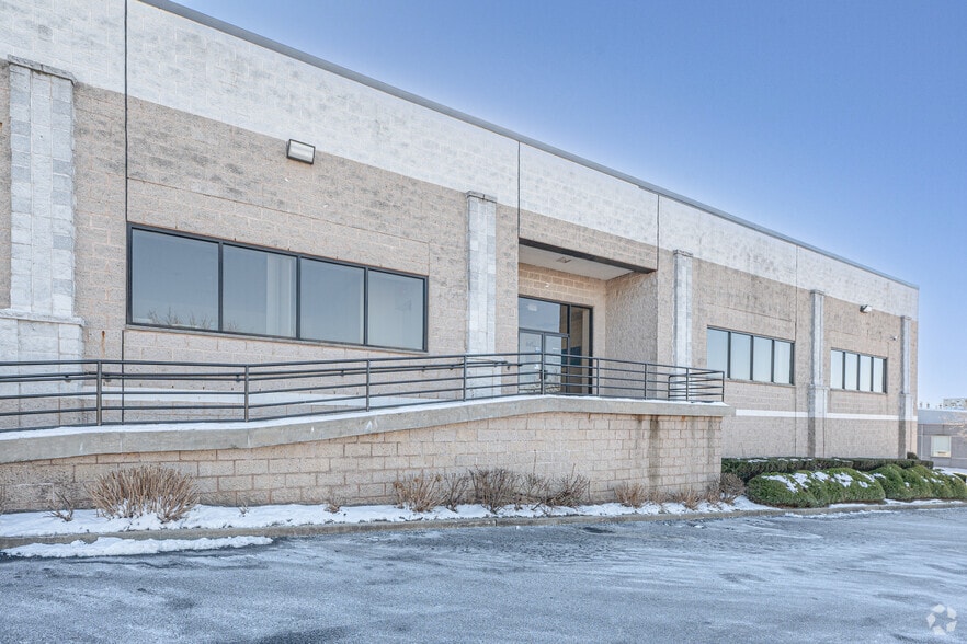 More Photos Of 137 Commercial St, Plainview Flex For Lease