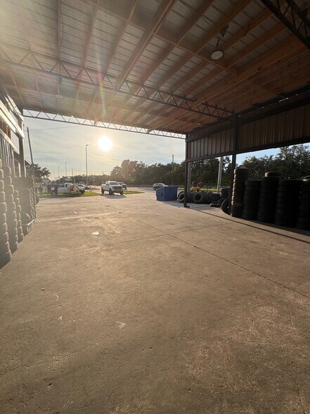 More Photos Of 6301 Causeway Blvd, Tampa Auto Repair For Lease