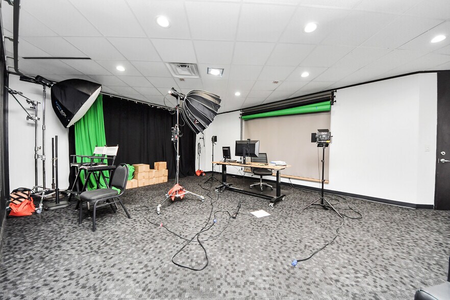 More Photos Of 6100 Corporate Dr, Houston Office For Sale