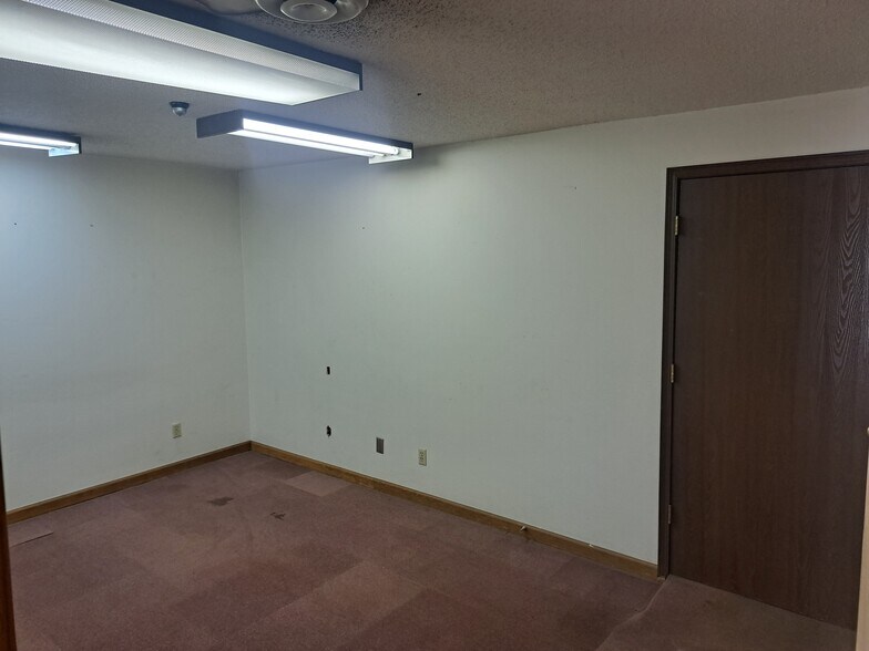 More Photos Of 4602 N US Highway 63, West Plains Flex For Sale