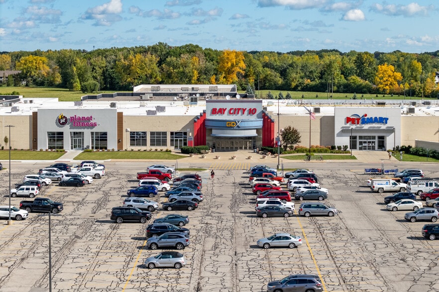 More Photos Of 4101 E Wilder Rd, Bay City Storefront For Lease