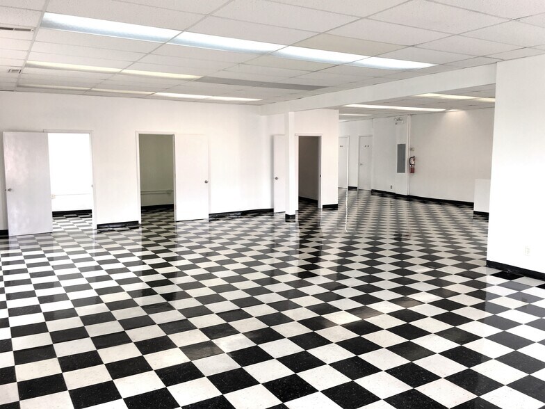 More Photos Of 3437 W 26th St, Chicago Storefront Retail Office For Lease