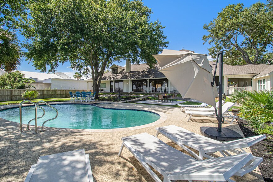 More Photos Of 3821 Nasa Pky, El Lago Lodge Meeting Hall For Sale