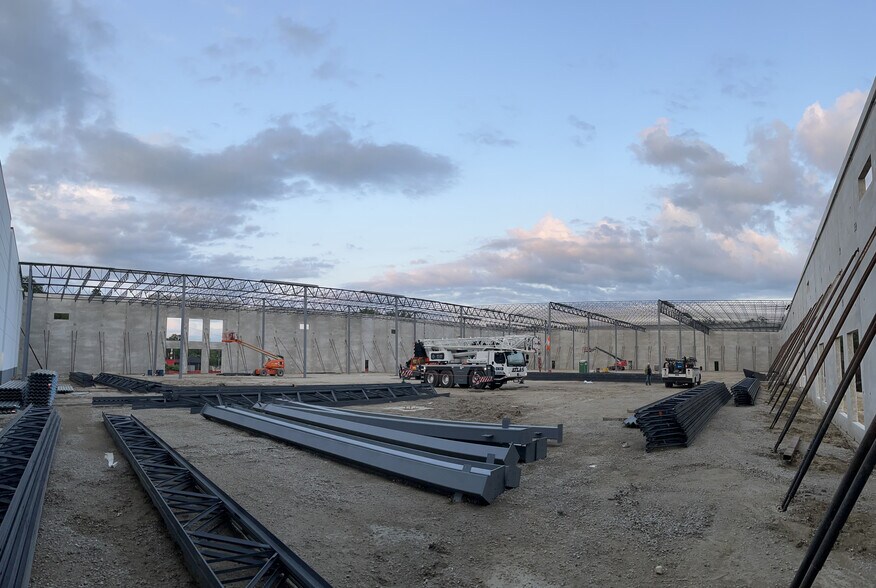 More Photos Of 220 N York Rd, Bensenville Distribution For Lease