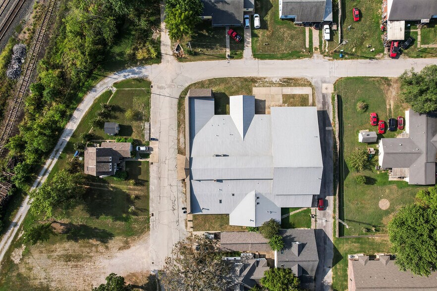 More Photos Of 121 S Nelson Ave, Gentry Light Manufacturing For Sale