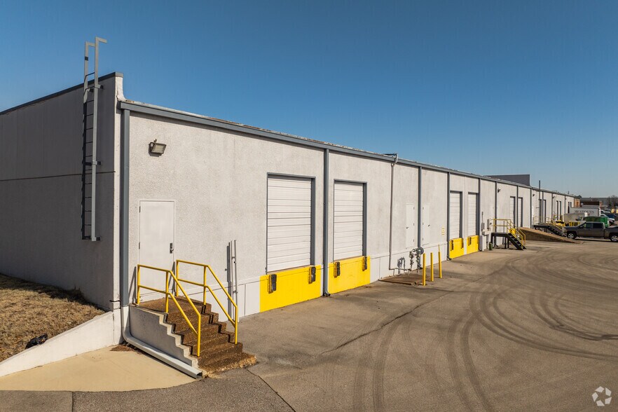 Primary Photo Of 5639-5653 E Shelby Dr, Memphis Distribution For Lease