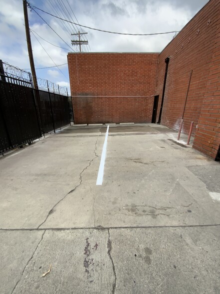 More Photos Of 149 W 31st St, Los Angeles Warehouse For Lease