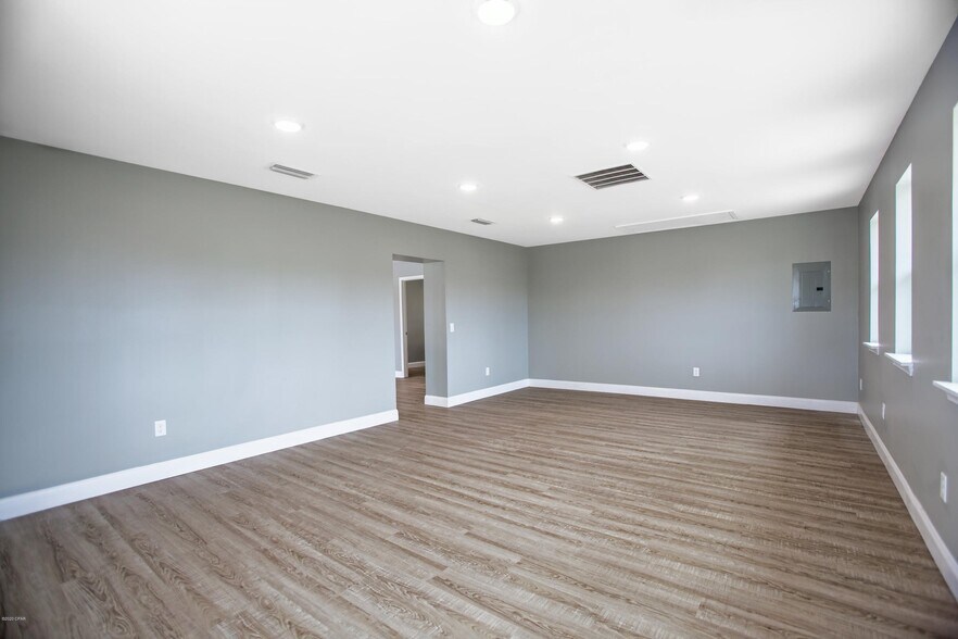 More Photos Of 5618 Lilly St, Panama City Office For Lease