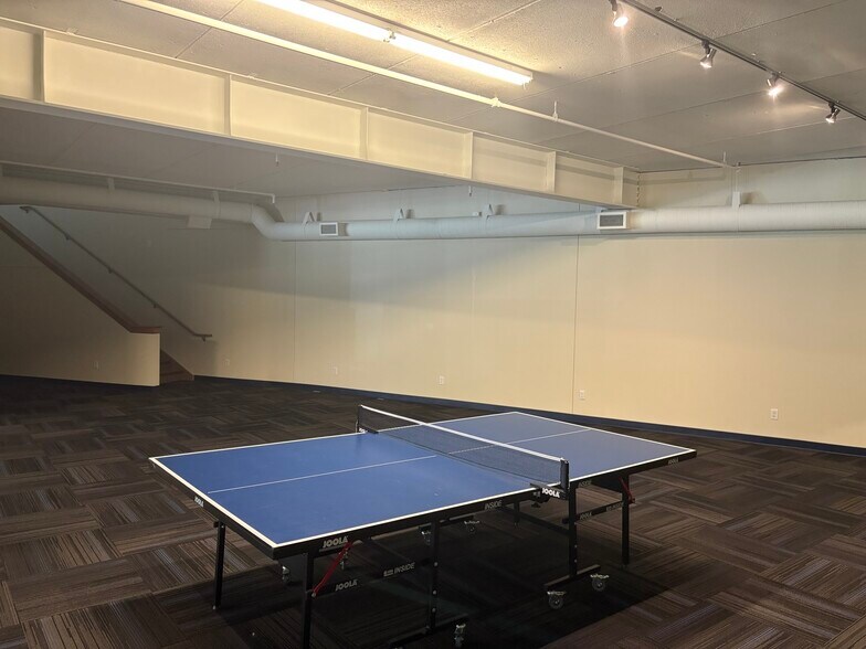 More Photos Of 6900 W Broadway Ave, Minneapolis Freestanding For Sale