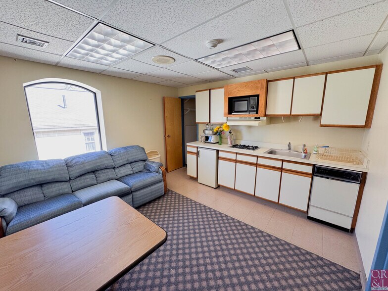 More Photos Of 199 Oakwood Ave, West Hartford Medical For Sale