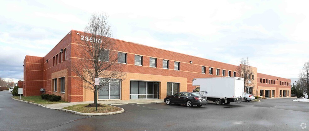 More Photos Of 23600 Overland Dr, Sterling Warehouse For Lease