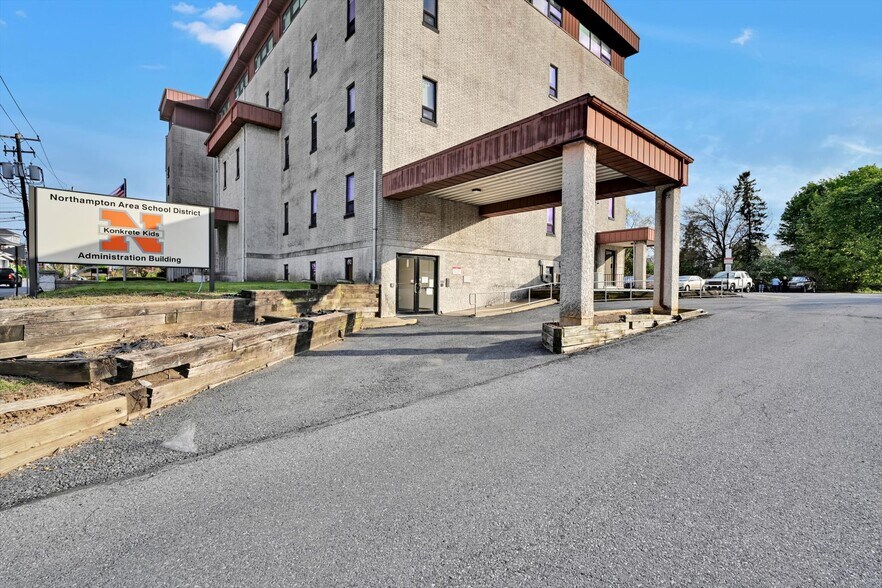 More Photos Of 2014 Laubach Ave, Northampton Office For Sale