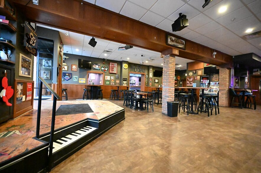 More Photos Of 124 Holmes St S, Shakopee Bar For Sale