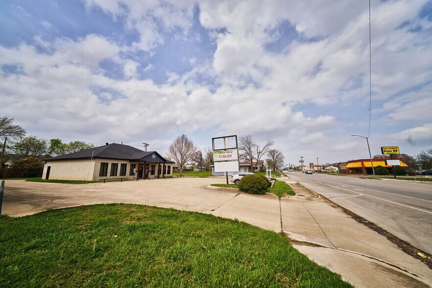 More Photos Of 2700-2704 Hemphill St, Fort Worth Medical For Sale