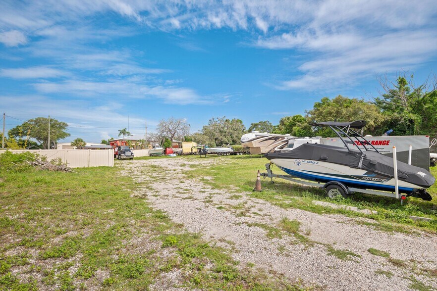 More Photos Of 4349 Louis Ave, Holiday Warehouse For Sale
