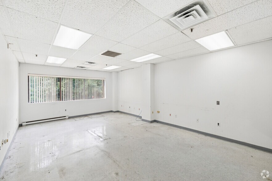 More Photos Of 600 Ryerson Rd, Lincoln Park Warehouse For Lease